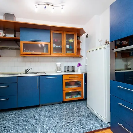 Up To 7 People,near And Centre *