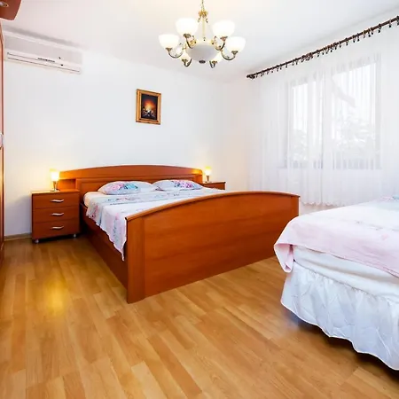 Up To 7 People,near And Centre Guest house