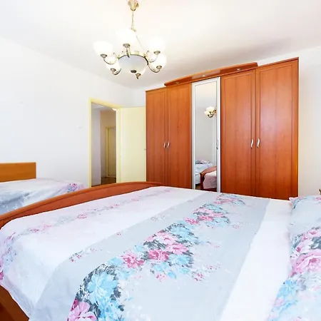 Up To 7 People,near And Centre Guest house