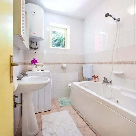 Up To 7 People,near And Centre Rovinj