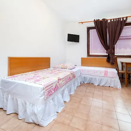 Up To 7 People,near And Centre Rovinj