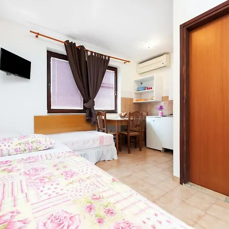 Up To 7 People,near And Centre