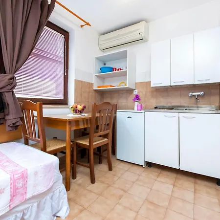 Up To 7 People,near And Centre *